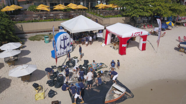 Iniciativa patrocinada pelo Fort Atacadista retirou seis toneladas de lixo da praia Canto Grande, em Bombinhas (SC), no último sábado 1