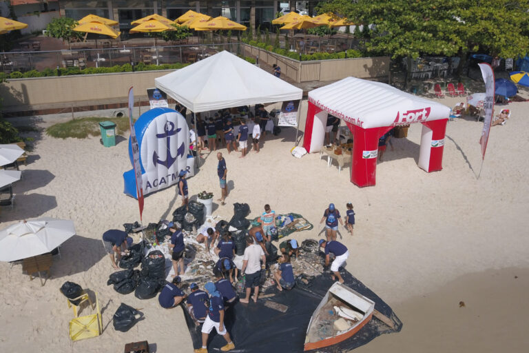 Iniciativa patrocinada pelo Fort Atacadista retirou seis toneladas de lixo da praia Canto Grande, em Bombinhas (SC), no último sábado 1