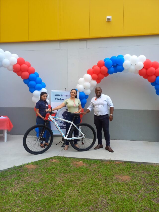 O gerente da loja Fort Atacadista Campeche entrega a bicicleta a colaboradores da unidade