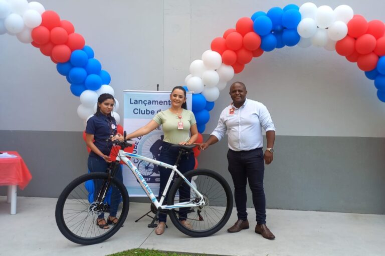 O gerente da loja Fort Atacadista Campeche entrega a bicicleta a colaboradores da unidade