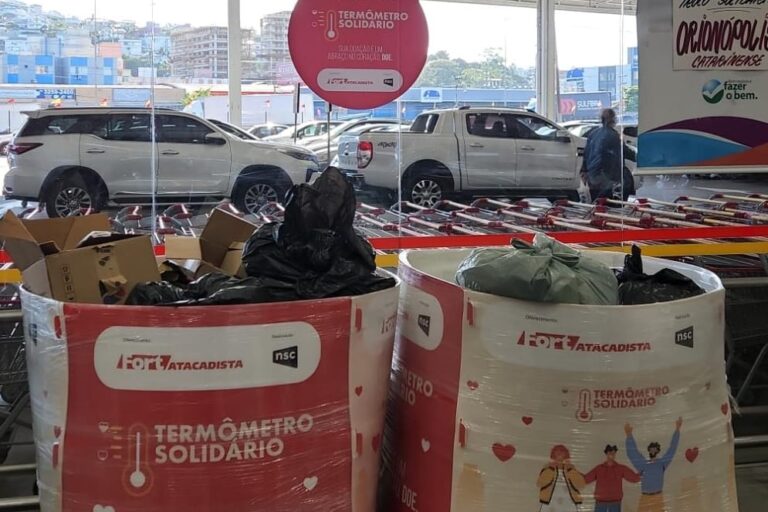 Caixa coletora da campanha Termômetro Solidário – Fort Atacadista Kobrasol, em São José