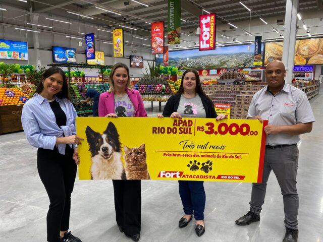 A coordenadora de marketing Silvia Marquez e gerente loja Marcos Freitas entregam cheque para representantes da APAD Bruna Carolina Hang e Fabíola Concolato foto Paes e Lima