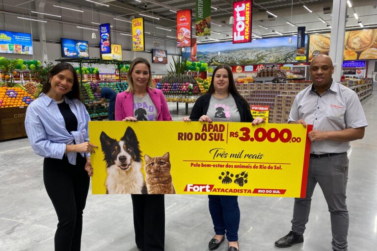 A coordenadora de marketing Silvia Marquez e gerente loja Marcos Freitas entregam cheque para representantes da APAD Bruna Carolina Hang e Fabíola Concolato foto Paes e Lima