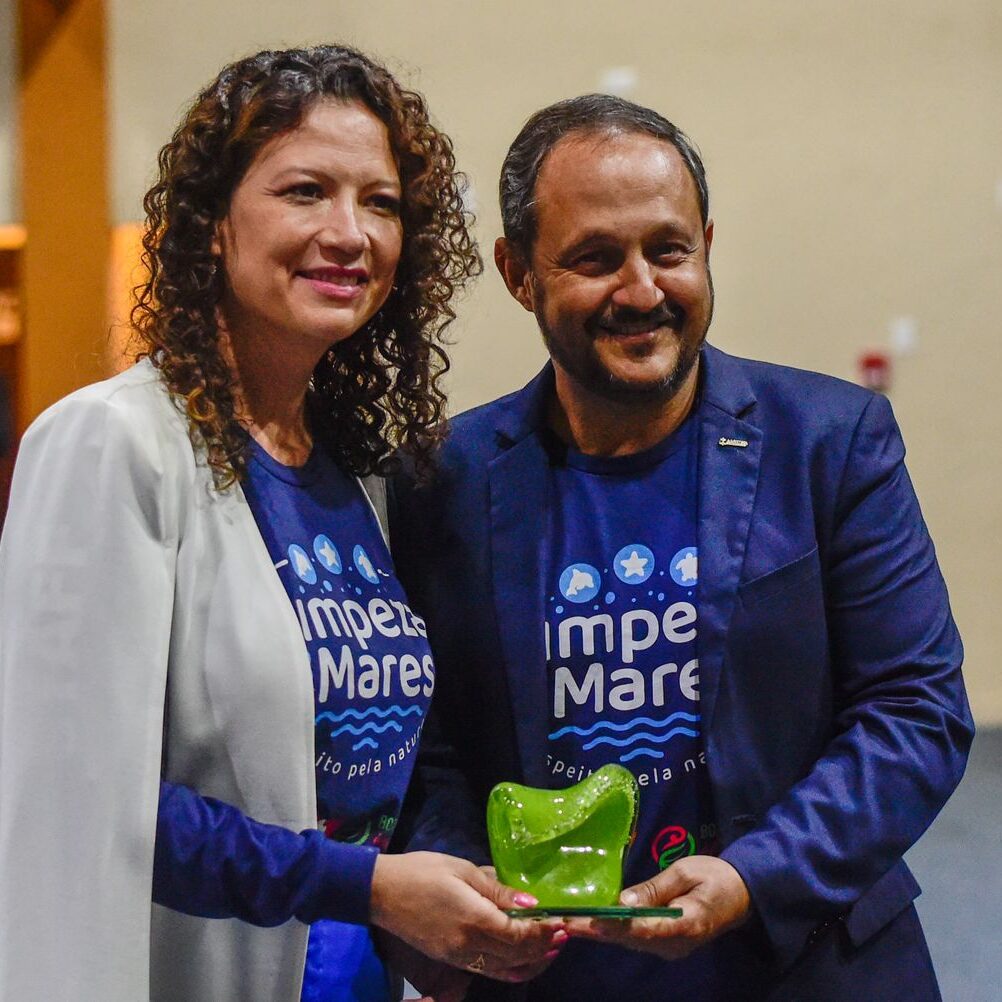 Michele Castilho e Leandro Mané Ferrarri recebendo o Prêmio Expressão de Ecologia pelo projeto Limpeza dos Mares, patrocinado pelo Fort Atacadista, no último sábado __ Foto Mafalda Press