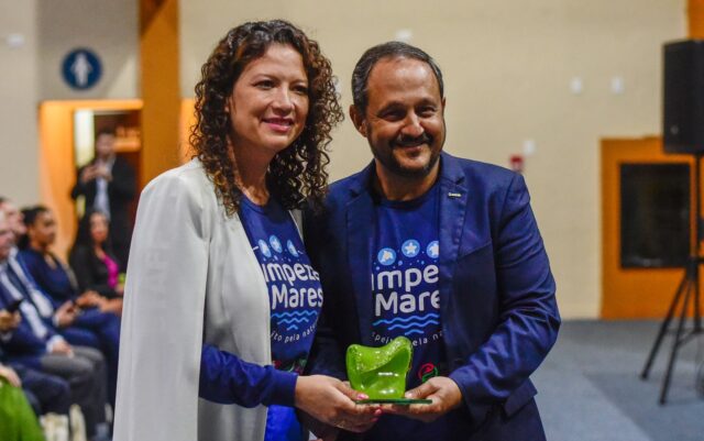 Michele Castilho e Leandro Mané Ferrarri recebendo o Prêmio Expressão de Ecologia pelo projeto Limpeza dos Mares, patrocinado pelo Fort Atacadista, no último sábado __ Foto Mafalda Press