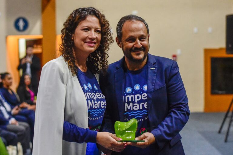 Michele Castilho e Leandro Mané Ferrarri recebendo o Prêmio Expressão de Ecologia pelo projeto Limpeza dos Mares, patrocinado pelo Fort Atacadista, no último sábado __ Foto Mafalda Press