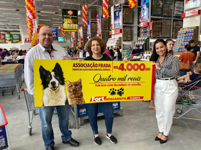 entrega_do_cheque_associacao_frada_foto_paes_e_lima