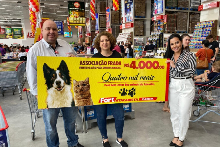 entrega_do_cheque_associacao_frada_foto_paes_e_lima