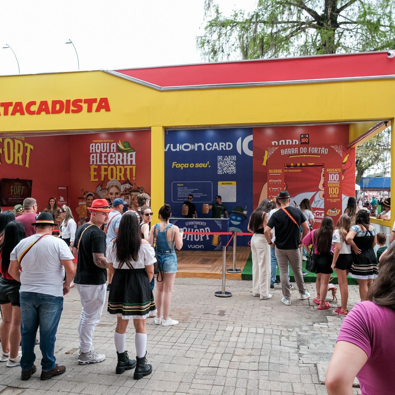 Estande do Fort Atacadista e Vuon Card na Oktoberfest de Blumenau – Foto Agência Seven___
