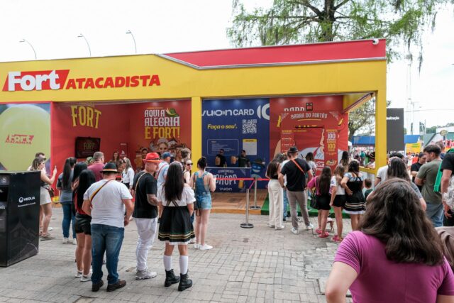Estande do Fort Atacadista e Vuon Card na Oktoberfest de Blumenau – Foto Agência Seven___