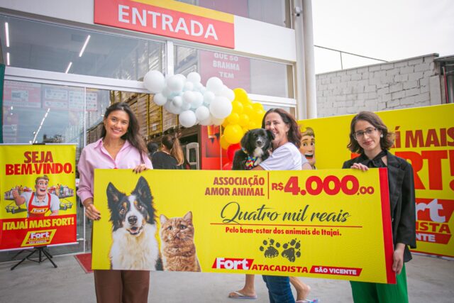 Em Itajaí, Silvia Marquez e Jullia Machado, da equipe de marketing do Fort Atacadista, entregam o cheque para Sandra Prazeres Borba (centro), da Associação Amor Animal _ Foto Guilherme Santos