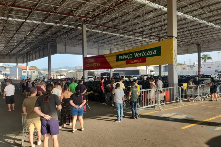Na inauguração da parceria Vestcasa no Fort Atacadista Palhoça (SC), clientes conferem promoções já no estacionamento da loja