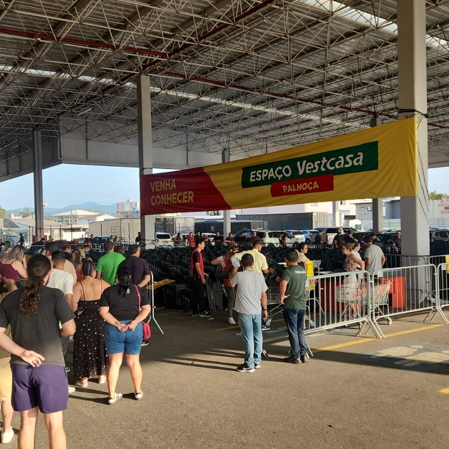 Na inauguração da parceria Vestcasa no Fort Atacadista Palhoça (SC), clientes conferem promoções já no estacionamento da loja