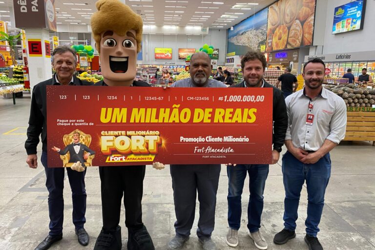 Bento Balduino (centro), o ganhador do prêmio de R$ 1 milhão de reais, entre João Pereira (VP do Grupo Pereira), Lucas Pereira (Diretor GRPereira) e Cristiano Oliveira (Gerente Fort Areias)