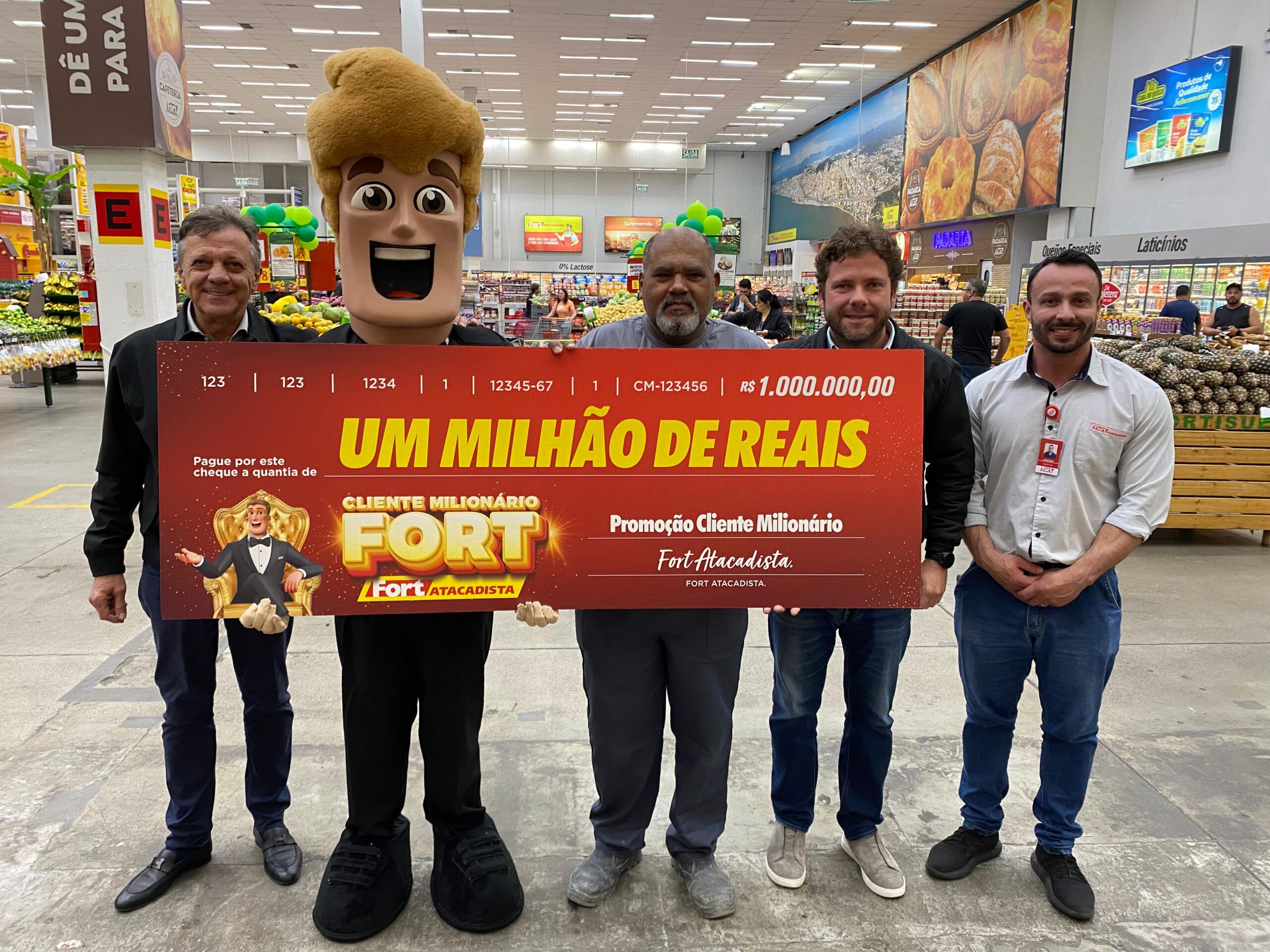 Bento Balduino (centro), o ganhador do prêmio de R$ 1 milhão de reais, entre João Pereira (VP do Grupo Pereira), Lucas Pereira (Diretor GRPereira) e Cristiano Oliveira (Gerente Fort Areias)