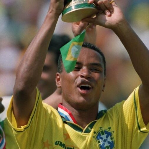 Paulo Sergio ergue a taça da Copa do Mundo 1994 – Brasil Tetra Campeão (Foto Neal Simpson – Getty Images)