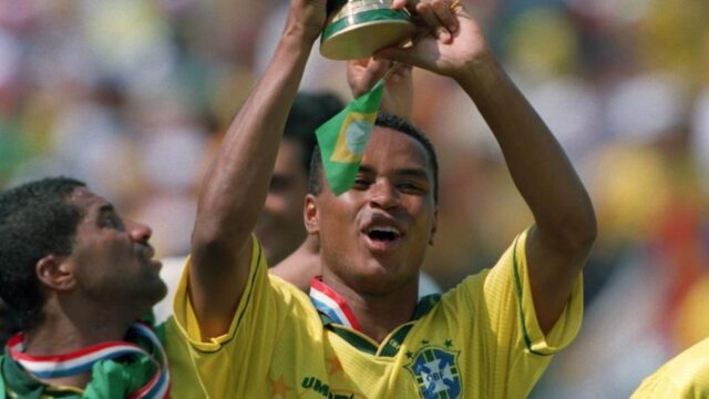 Paulo Sergio ergue a taça da Copa do Mundo 1994 – Brasil Tetra Campeão (Foto Neal Simpson – Getty Images)