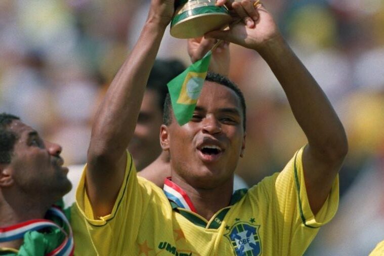 Paulo Sergio ergue a taça da Copa do Mundo 1994 – Brasil Tetra Campeão (Foto Neal Simpson – Getty Images)